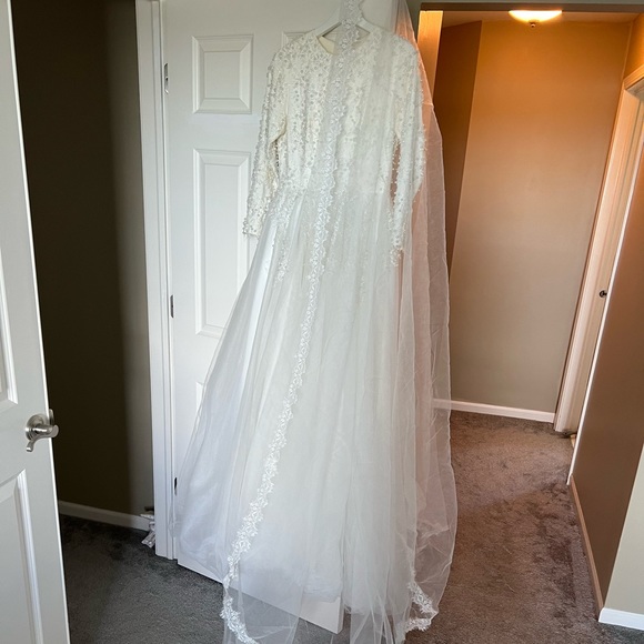 Modest Wedding dress custom made size 4 - Picture 6 of 11
